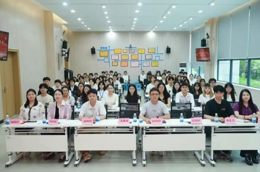 主持人宣读并通过《重庆对外经贸88在