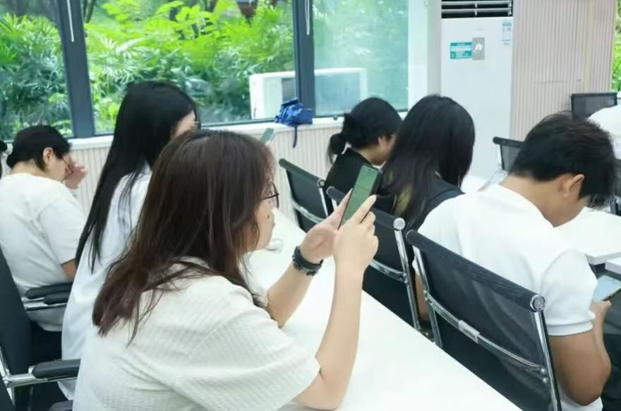 全体起立齐唱中国共产主义青年团团歌