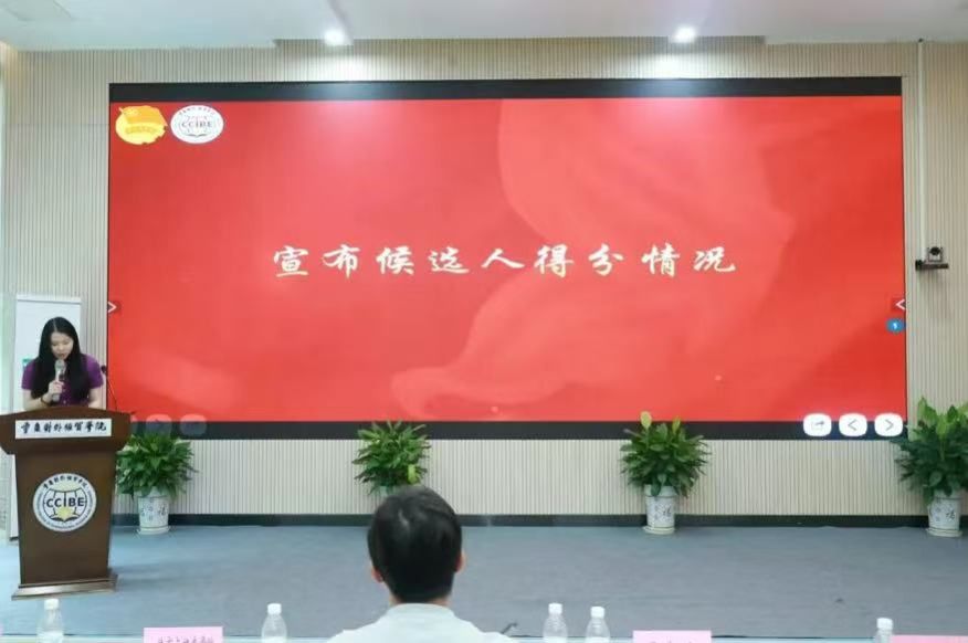 (图为齐唱中国共产主义青年团团歌)